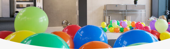 Luftballons in einer Fliesenausstellung