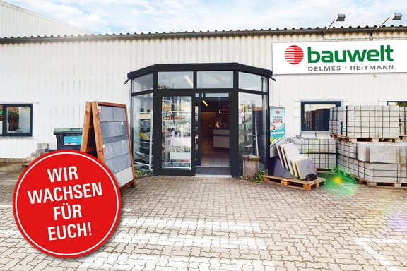 Eingangsbereich des neuen bauwelt-Standorts in Schwarzenbek mit Produkten und Werbetafel