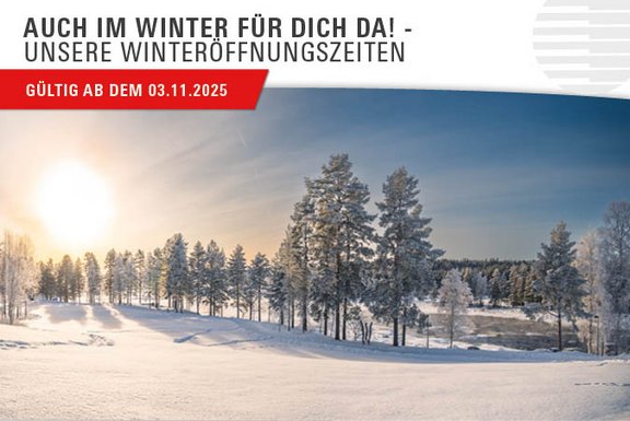 Winterliche Landschaft mit verschneiten Bäumen und tief stehender Sonne, dazu ein Hinweisbanner mit dem Text: „Auch im Winter für dich da! – Unsere Winteröffnungszeiten. Gültig ab dem 03.11.2025“.