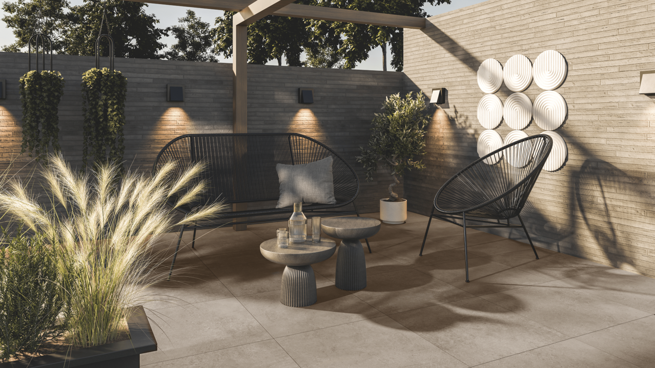 Modern gestaltete Terrasse mit Lounge-Möbeln, dekorativen Wänden und indirekter Beleuchtung.