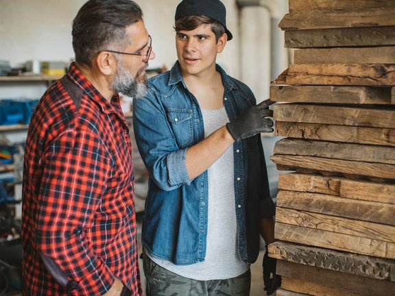 bauwelt_unternehmen_karriere_auszubildende_ausbildung-holz-azubi.jpg  