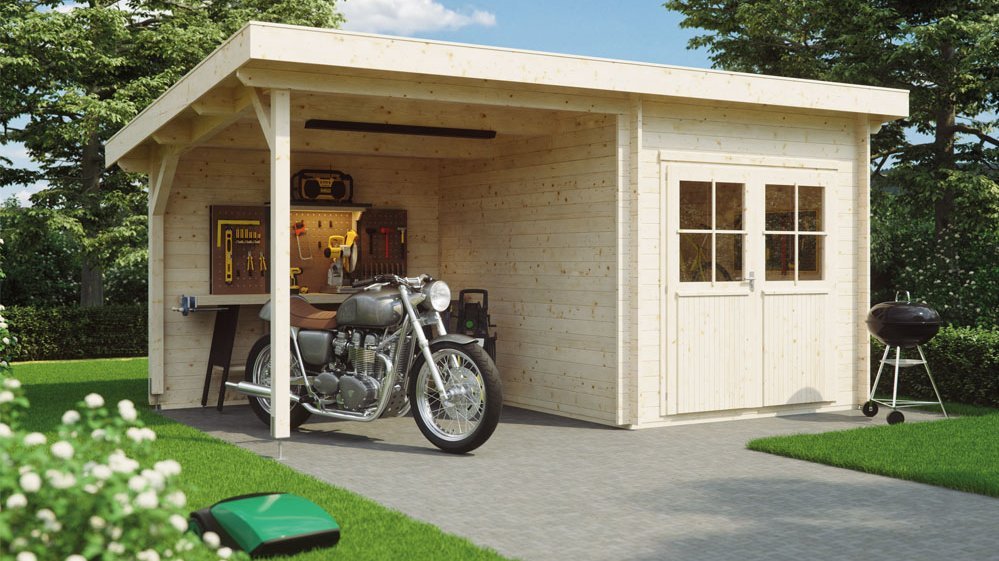 Blockbohlenhaus aus naturbelassenem Holz mit Pultdach, überdachtem Abstellbereich, Motorrad und Werkbank mit Werkzeugen im Grünen