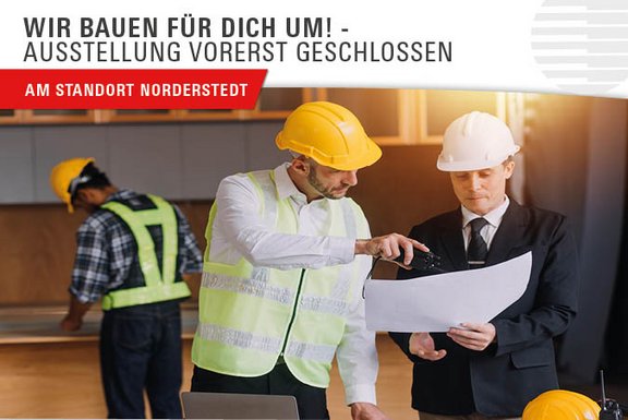 Zwei Männer mit Schutzhelmen und Bauplänen in einer Ausstellungssituation, dazu der Hinweis: "Wir bauen für dich um! – Ausstellung vorerst geschlossen" und "Am Standort Norderstedt" in einem roten Banner.