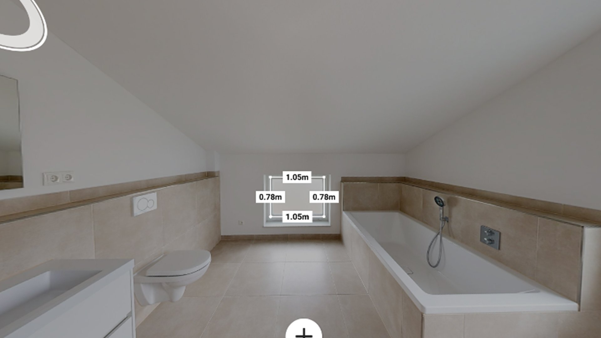  Modernes Badezimmer mit Dachschräge, Badewanne, WC und Waschbecken – zentriert ist ein Fenster mit eingeblendeten Maßangaben