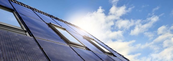 bauwelt_energetische-massnahmen_photovoltaik-dach-sonne.jpeg