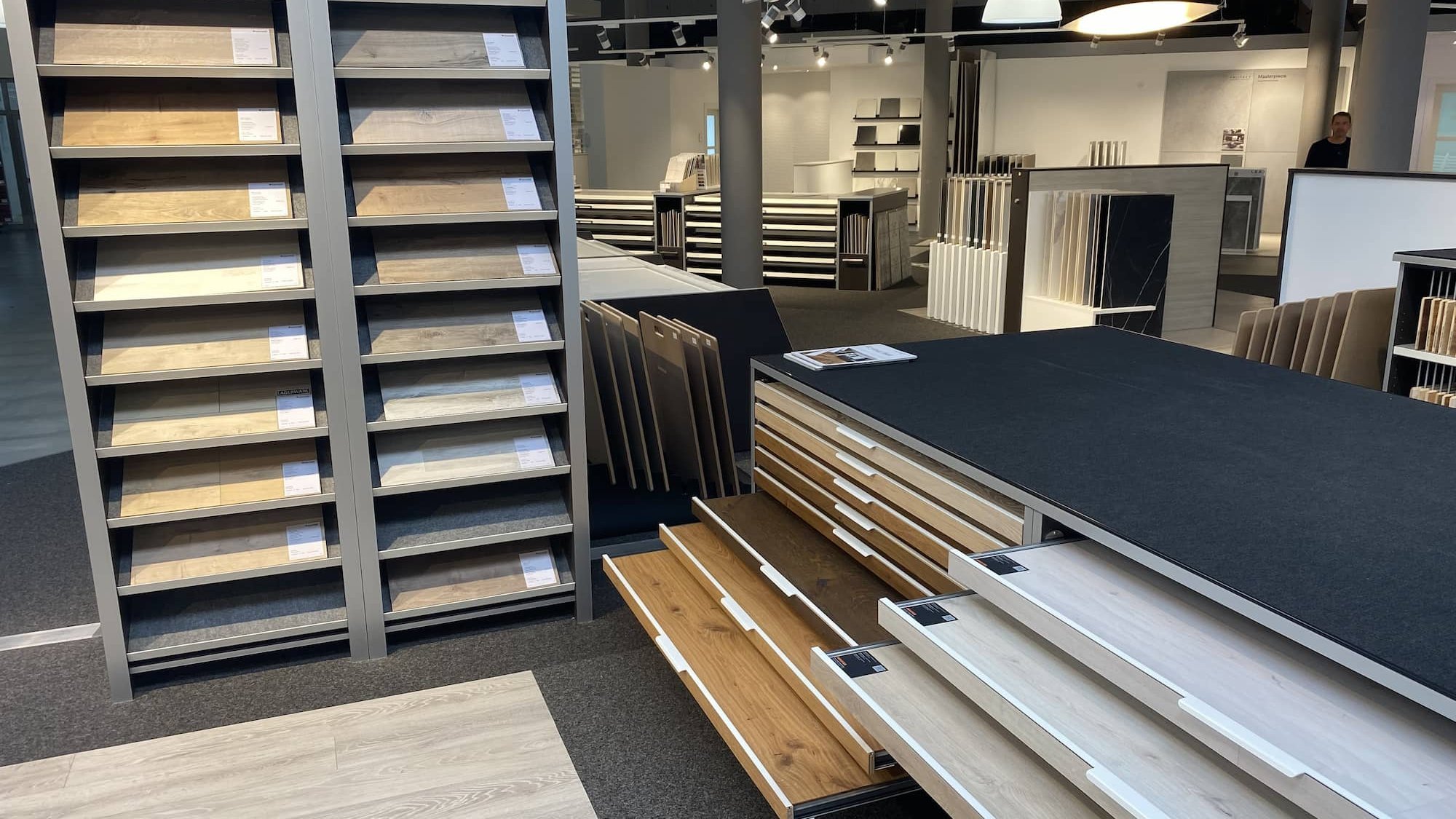 Innenansicht eines Bodenstudios mit Musterschränken, Auszügen und Bodenplatten zur Auswahl