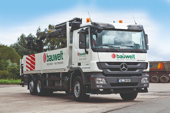 LKW von der bauwelt mit Ladekran auf einem Firmengelände