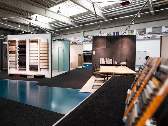 Innenaufnahme einer Ausstellung mit Materialmustern und Beratungstischen