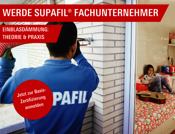 Mitarbeiter bei der Verarbeitung von SUPAFIL® Einblasdämmung in zweischaligem Mauerwerk während einer praktischen Anwendung.
