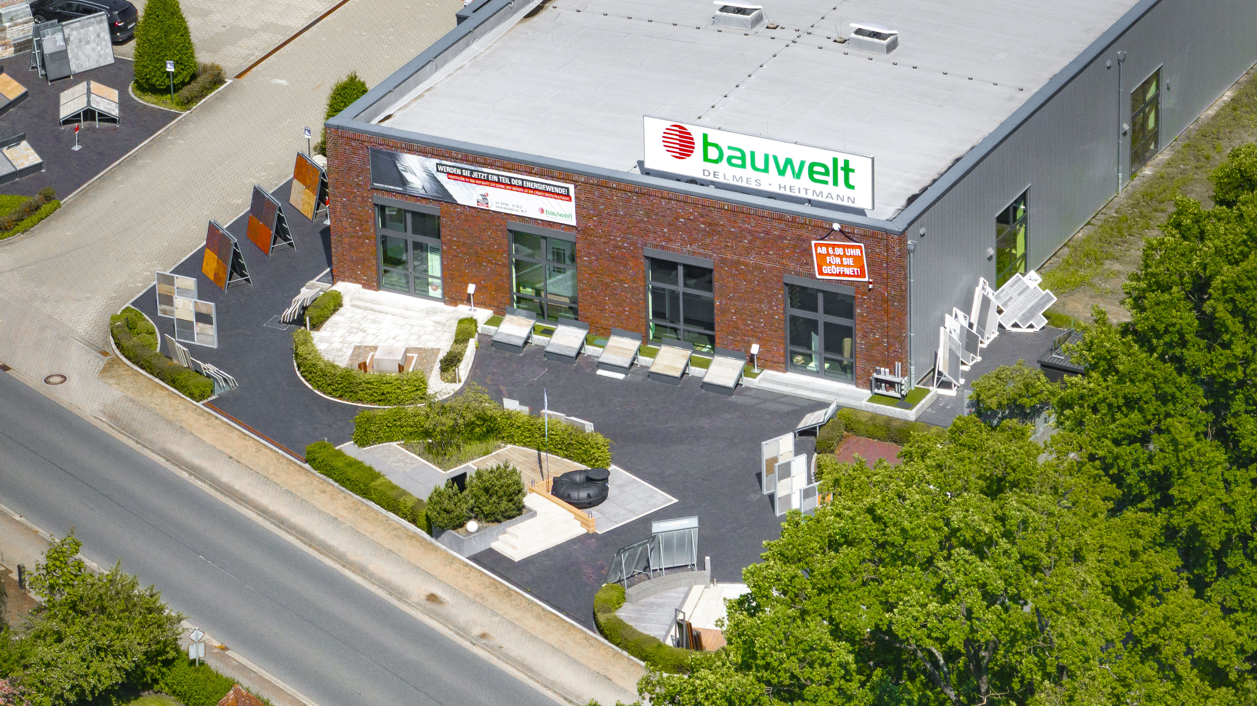 Eingang des Bauwelt-Markts Hollenstedt mit roter Klinkerfassade, großem Bauwelt-Logo und zahlreichen Ausstellungsflächen im Außenbereich.