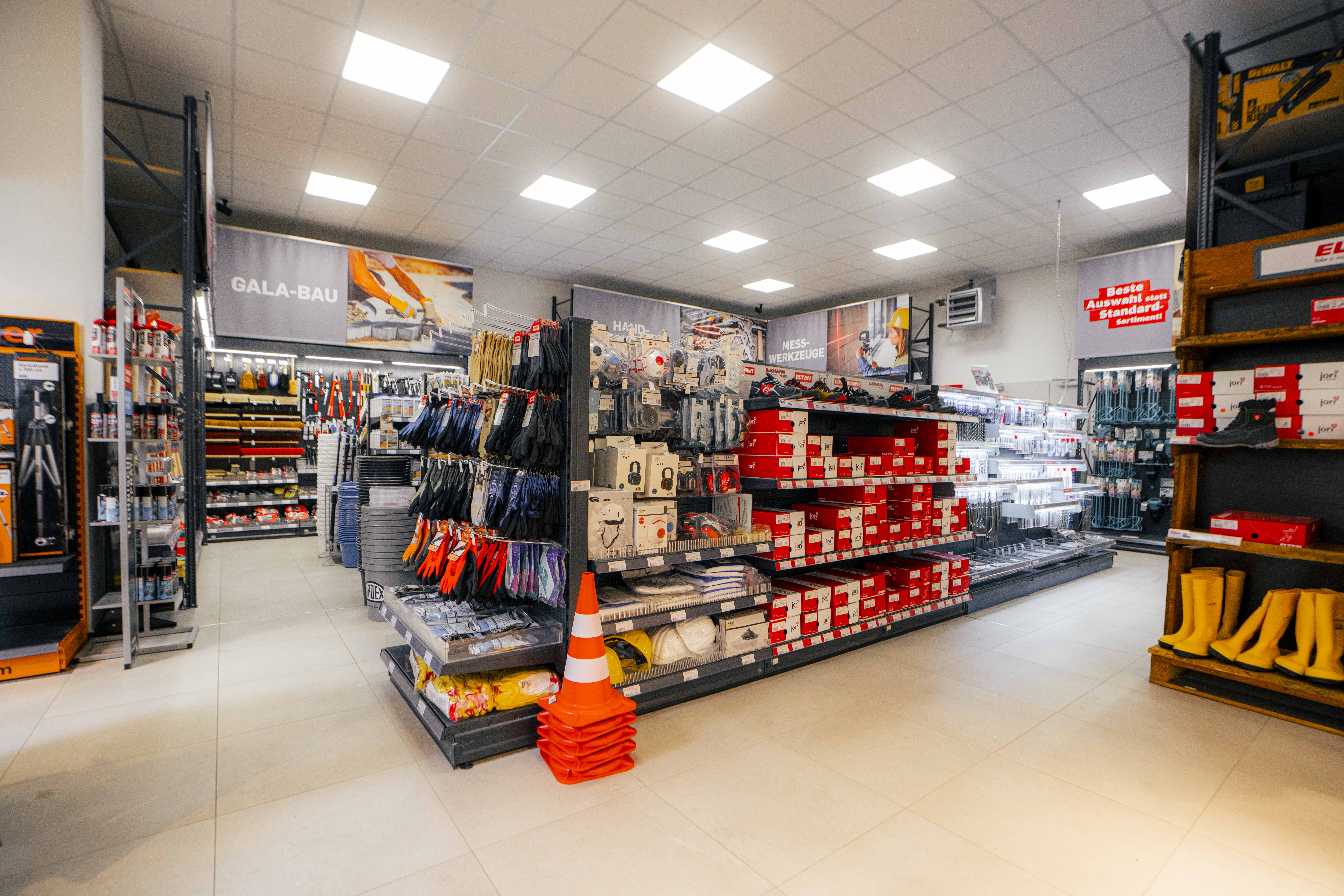 Verkaufsfläche im Bauwelt-Fachmarkt Geesthacht mit Werkzeugen, Arbeitsschutzkleidung und Bauzubehör.