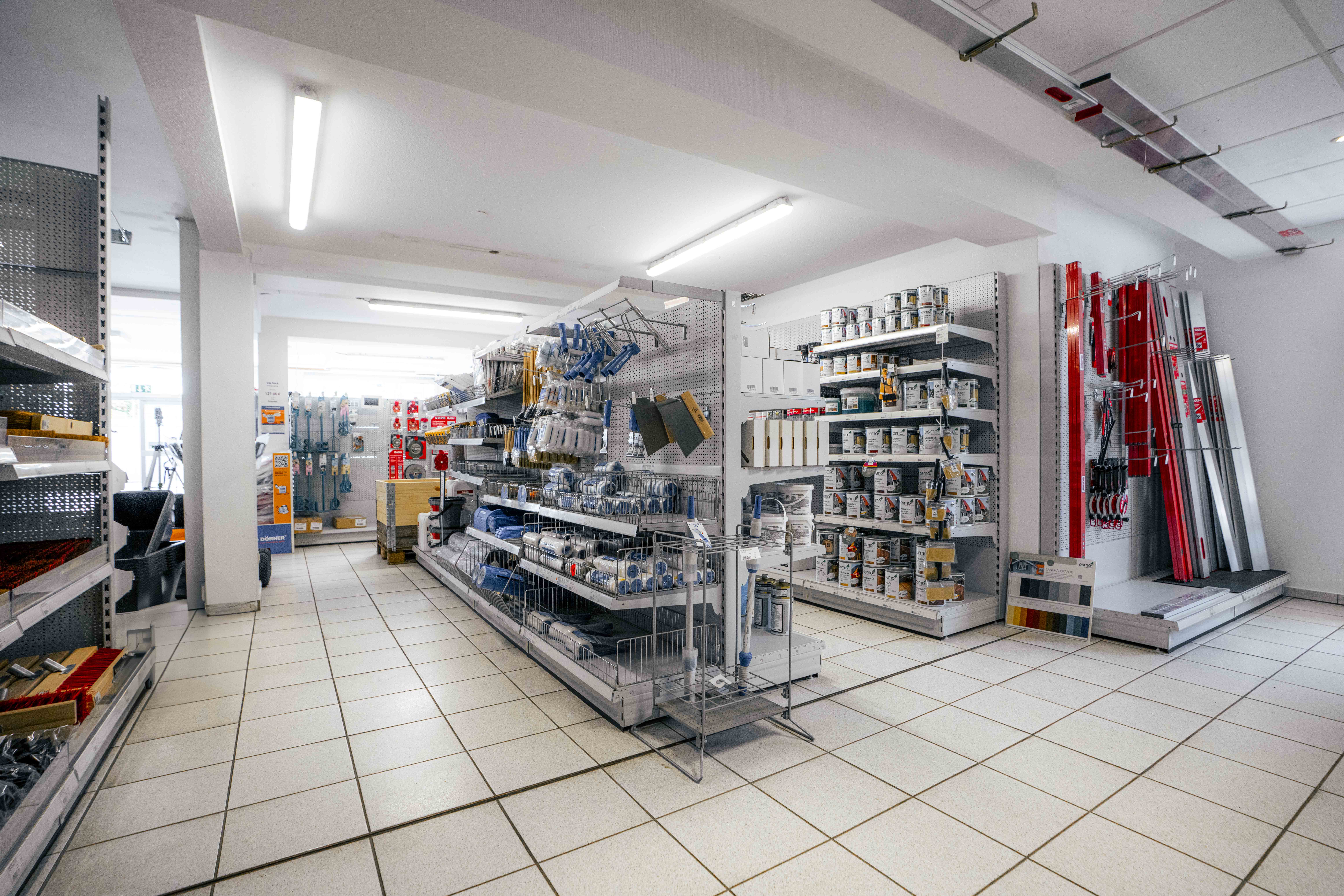 Innenaufnahme eines Fachmarktabteils in Kirchwerder mit gut sortierten Regalen für Farben, Malerbedarf und Handwerkzeuge.